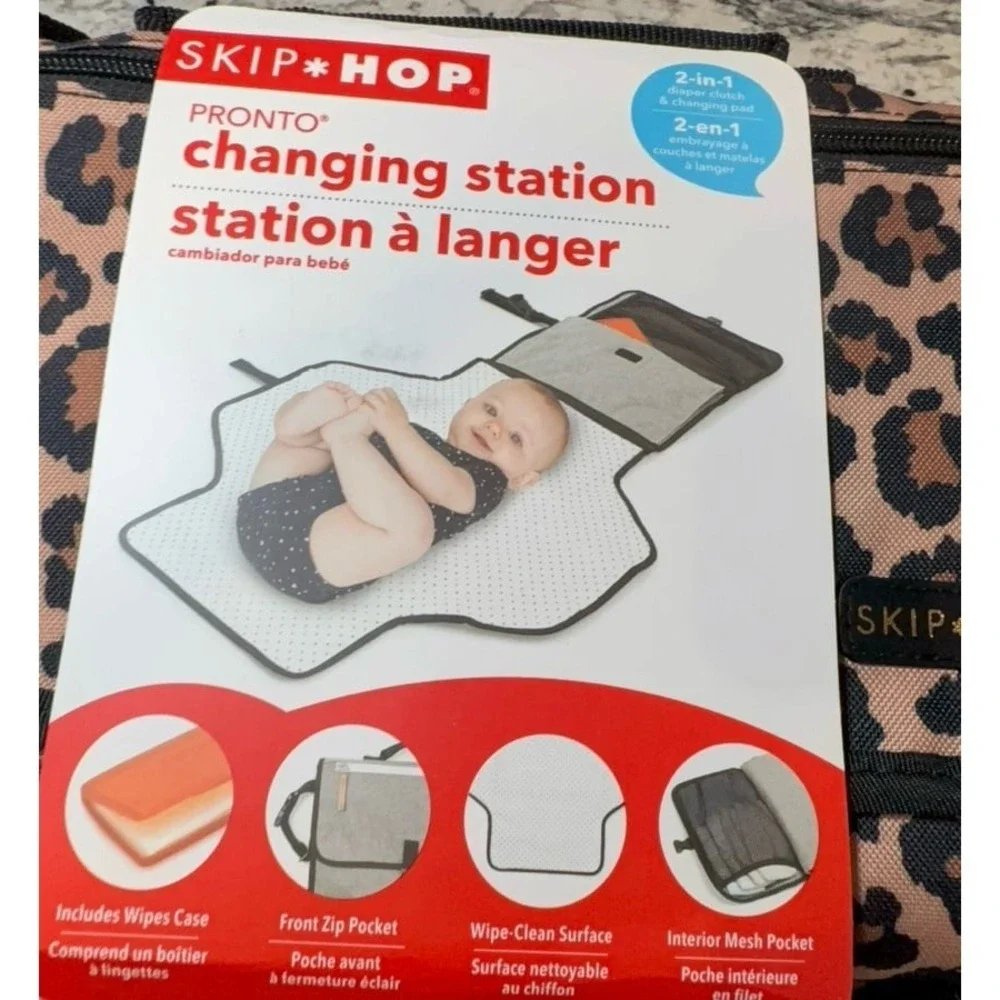Skip Hop Infant baby changing station includes wipes case wipe clean surface NEW